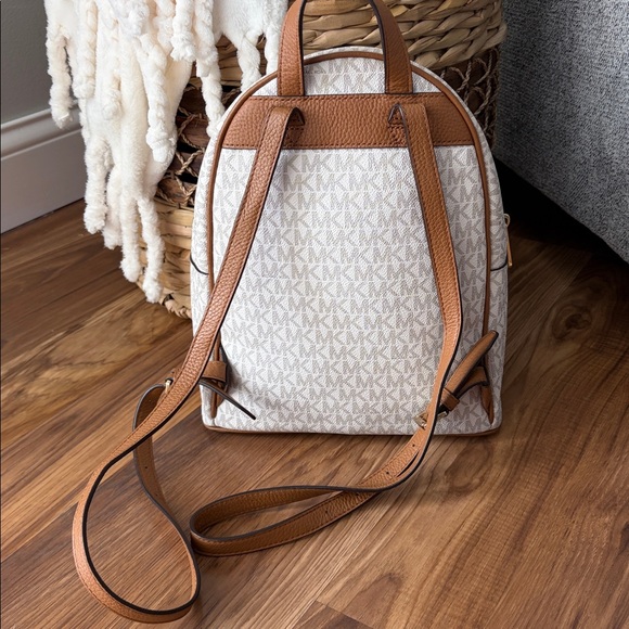 Micheal Kors Abbey Medium sized backpack - Picture 2 of 6